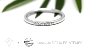 Une bague en argent sterling sertie de 5 zircons