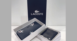 Un porte-feuille Lacoste