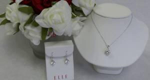 Un ensemble en argent et cubique zirconium de la collection ELLE